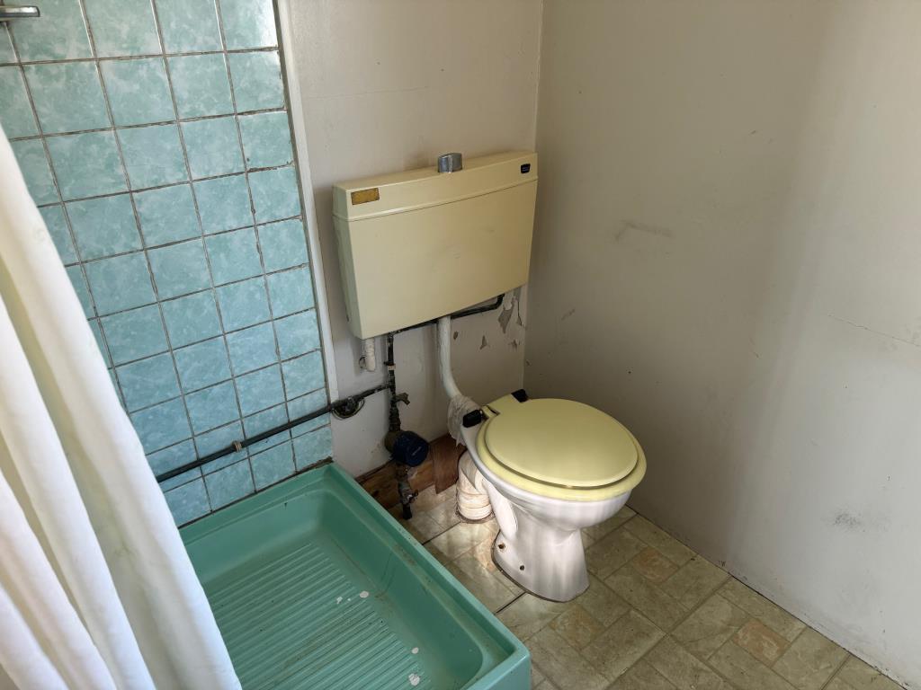 Lot: 150 - SEMI-DETACHED BUNGALOW IN RURAL LOCATION WITH POTENTIAL - Shower room
